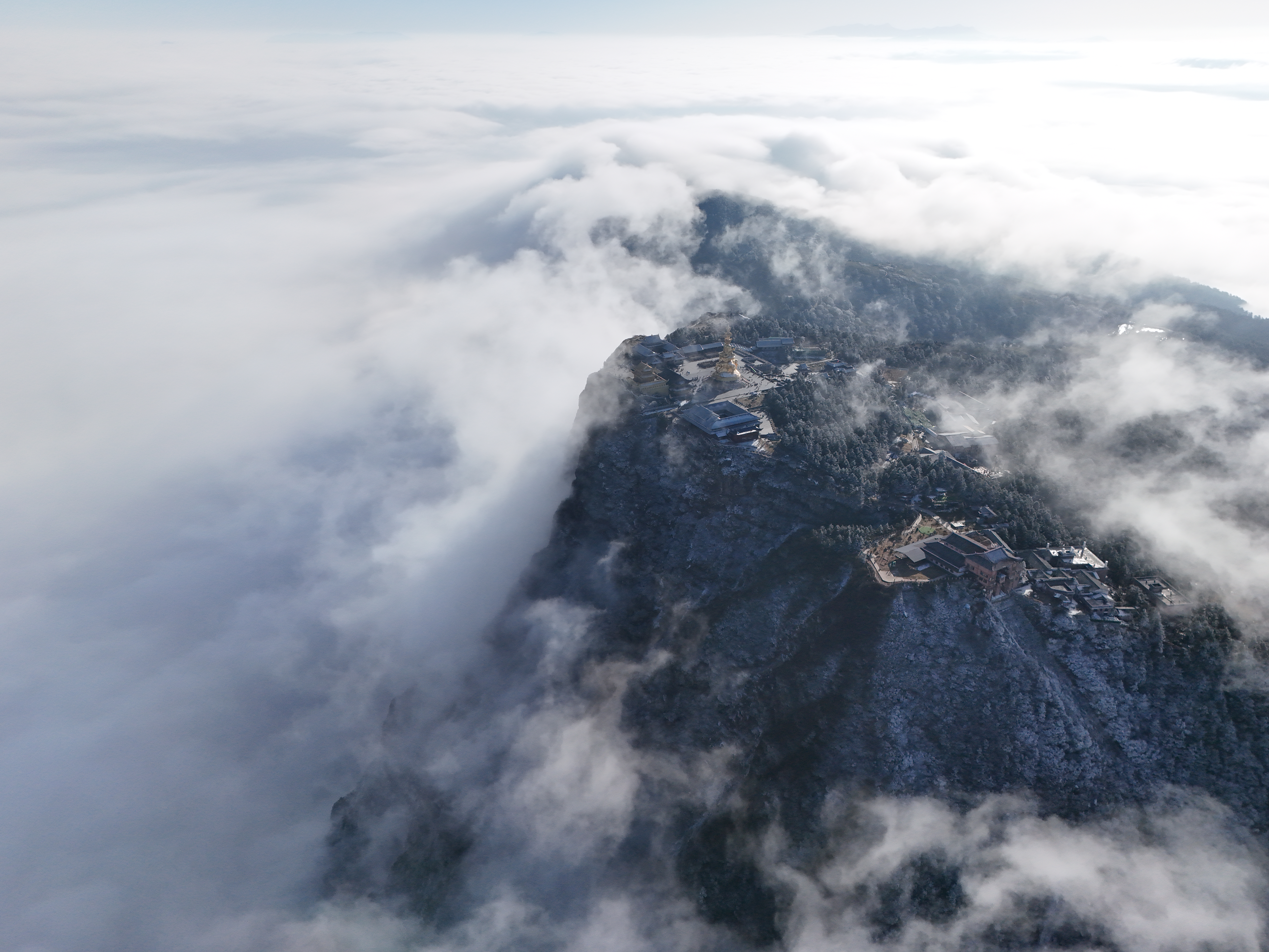 云雾缭绕的金顶